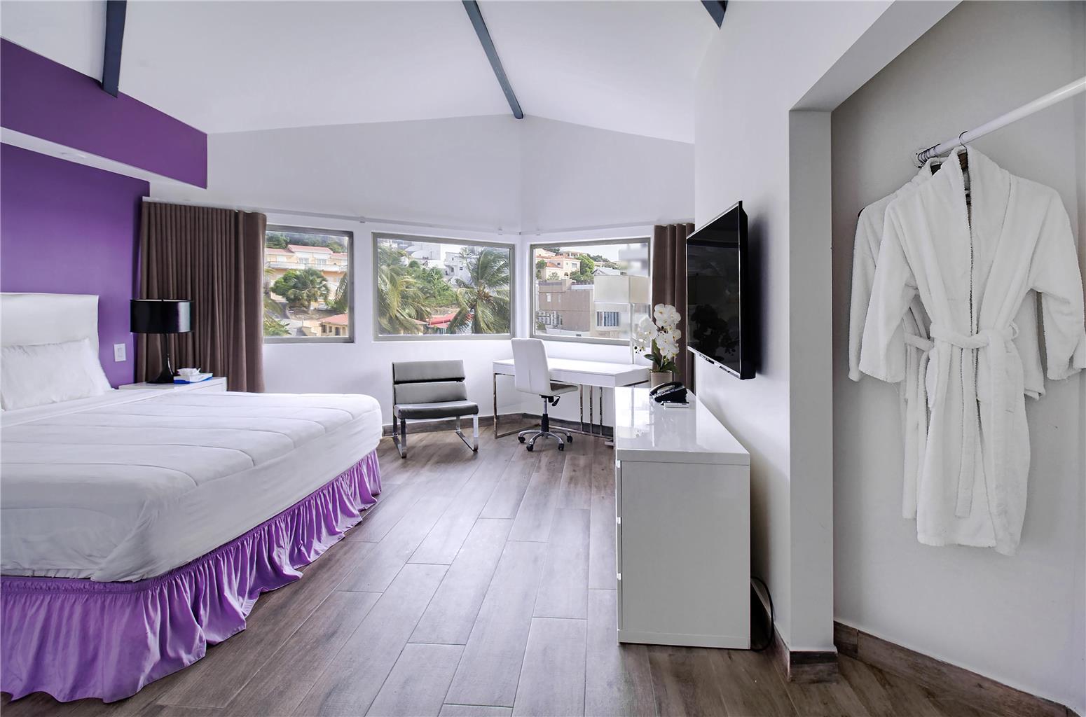 Фото Commodore Suites