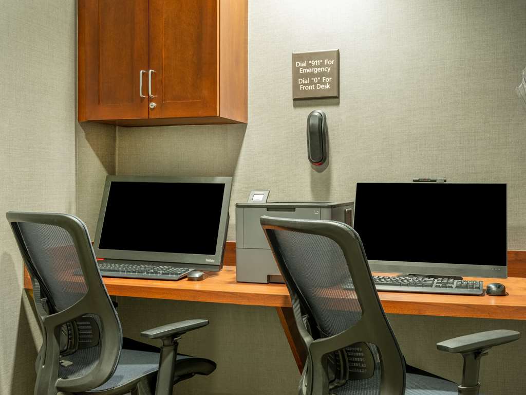 Фото Hampton Inn Raynham Taunton