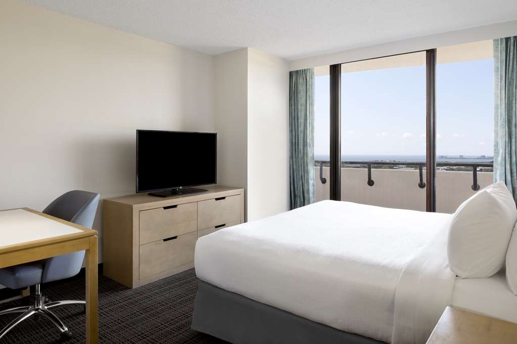 Фото Embassy Suites by Hilton Tampa Airport Westshore