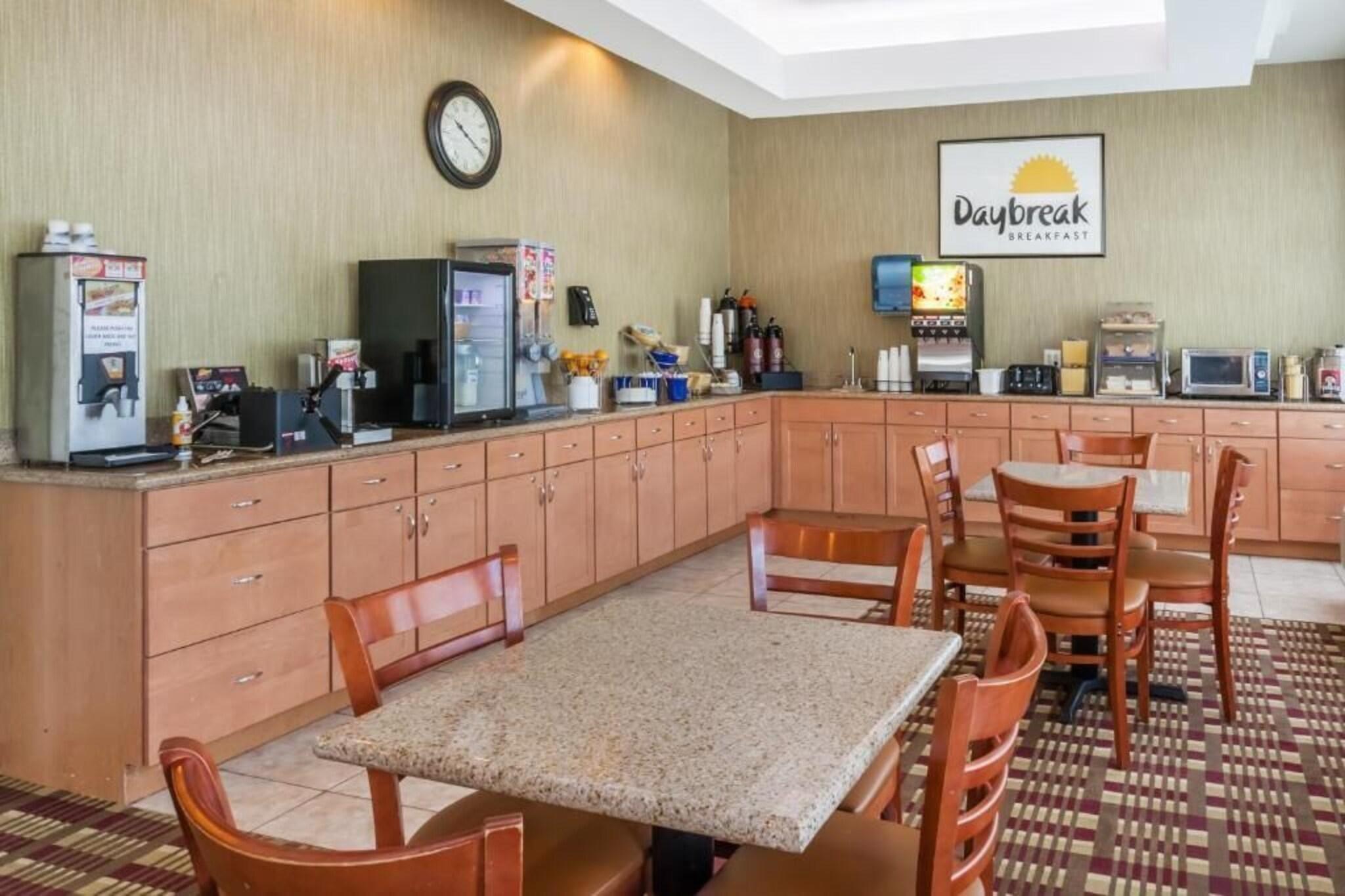 Фото Days Inn by Wyndham Windsor Locks Bradley Intl Airport