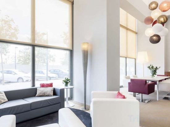 Фото Hotel Ilunion Valencia 3