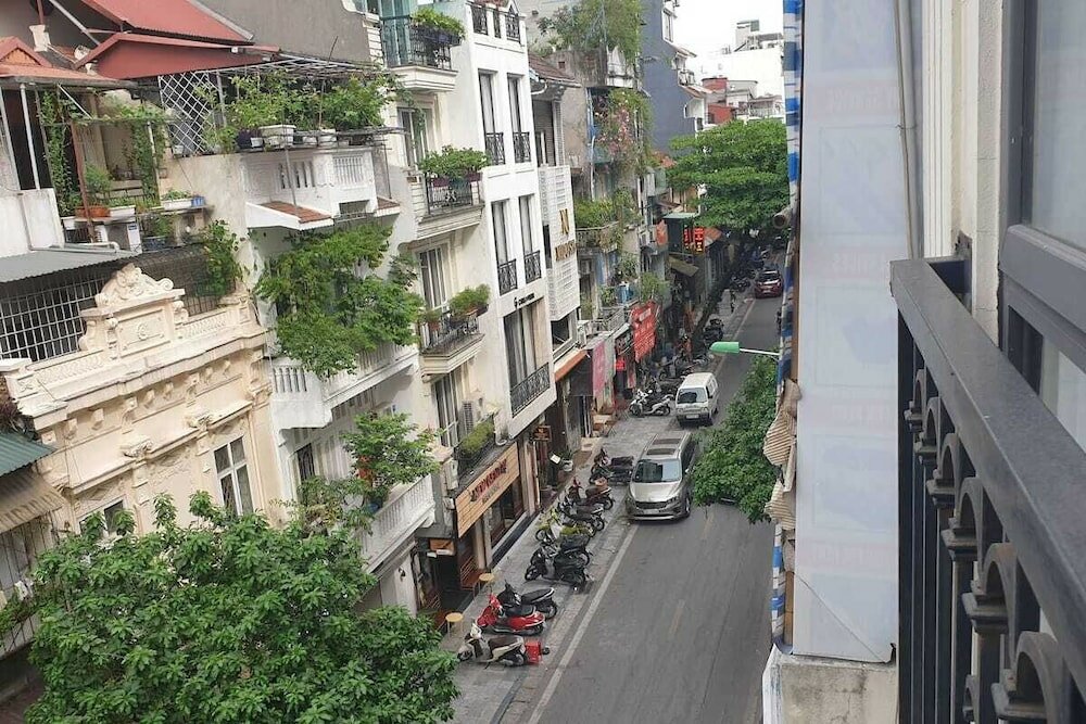 Фото Golden Moon Suite Hotel