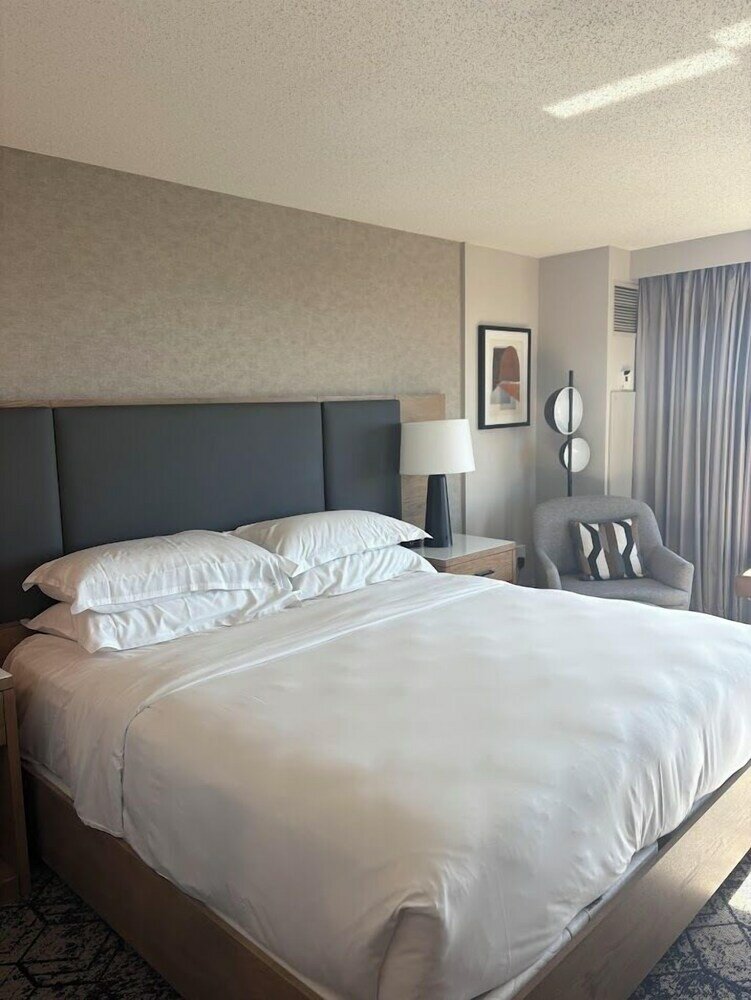 Фото Sheraton Overland Park Hotel at the Convention Center