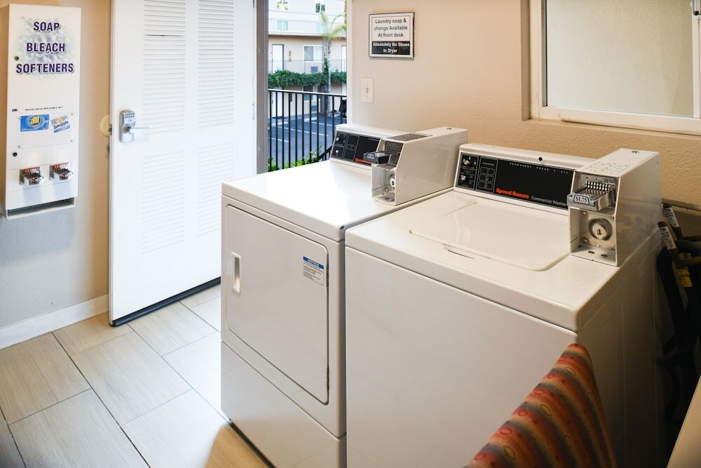 Фото Anaheim Islander Inn and Suites