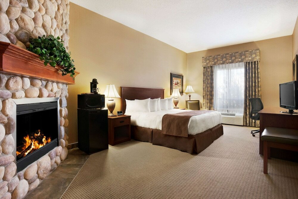 Фото Days Inn & Suites by Wyndham Strathmore