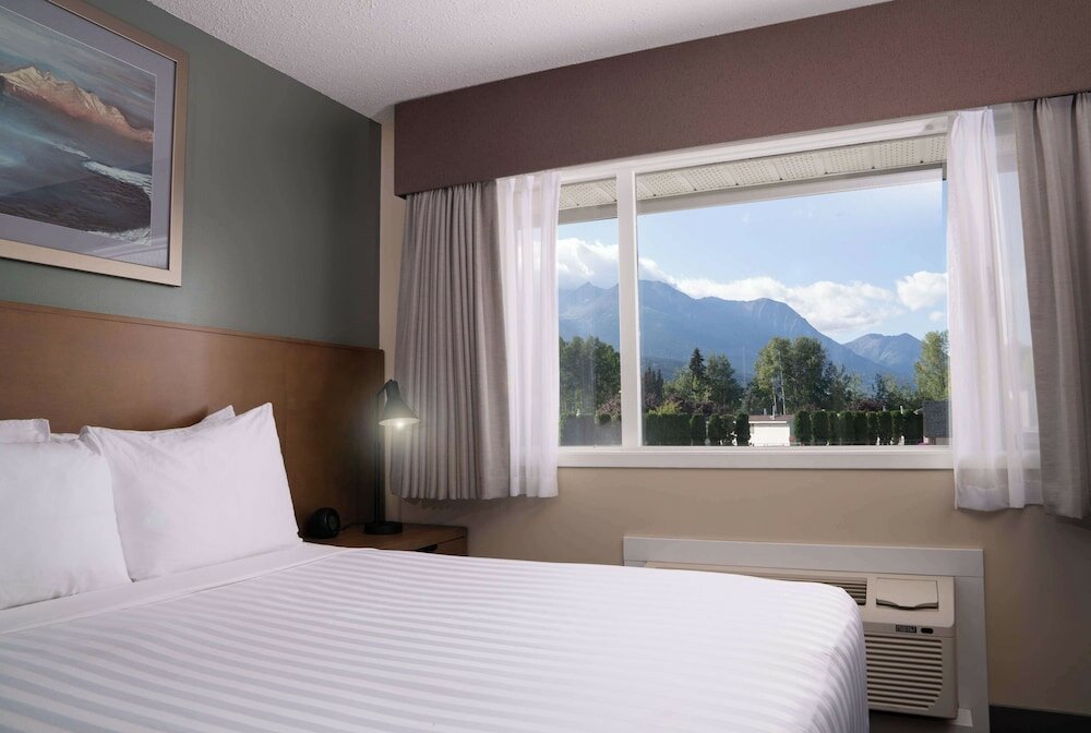 Фото Prestige Hudson Bay Lodge & Conference Centre