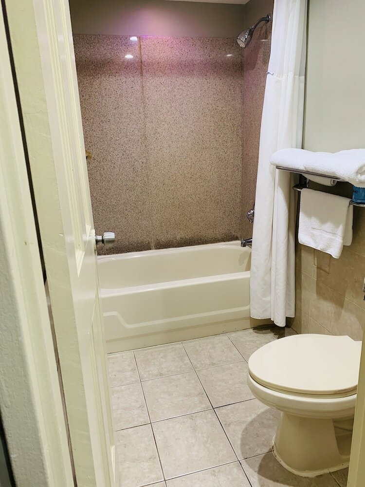 Фото Ramada by Wyndham Rockville Centre