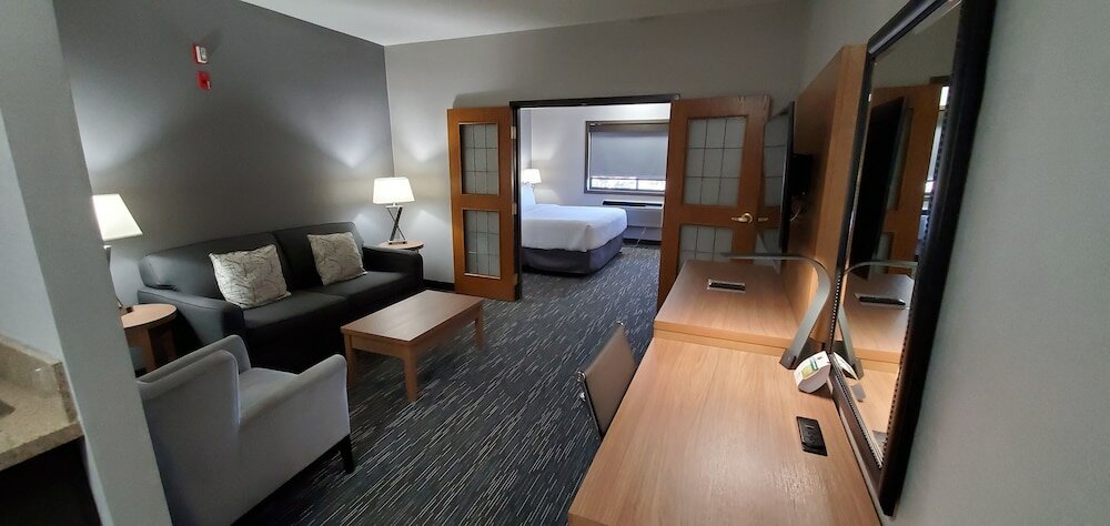 Фото Wingate by Wyndham Lethbridge