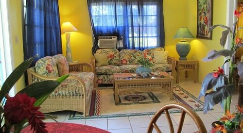 Гостиница Eldemire's Tropical Island Inn в Джорджтауне