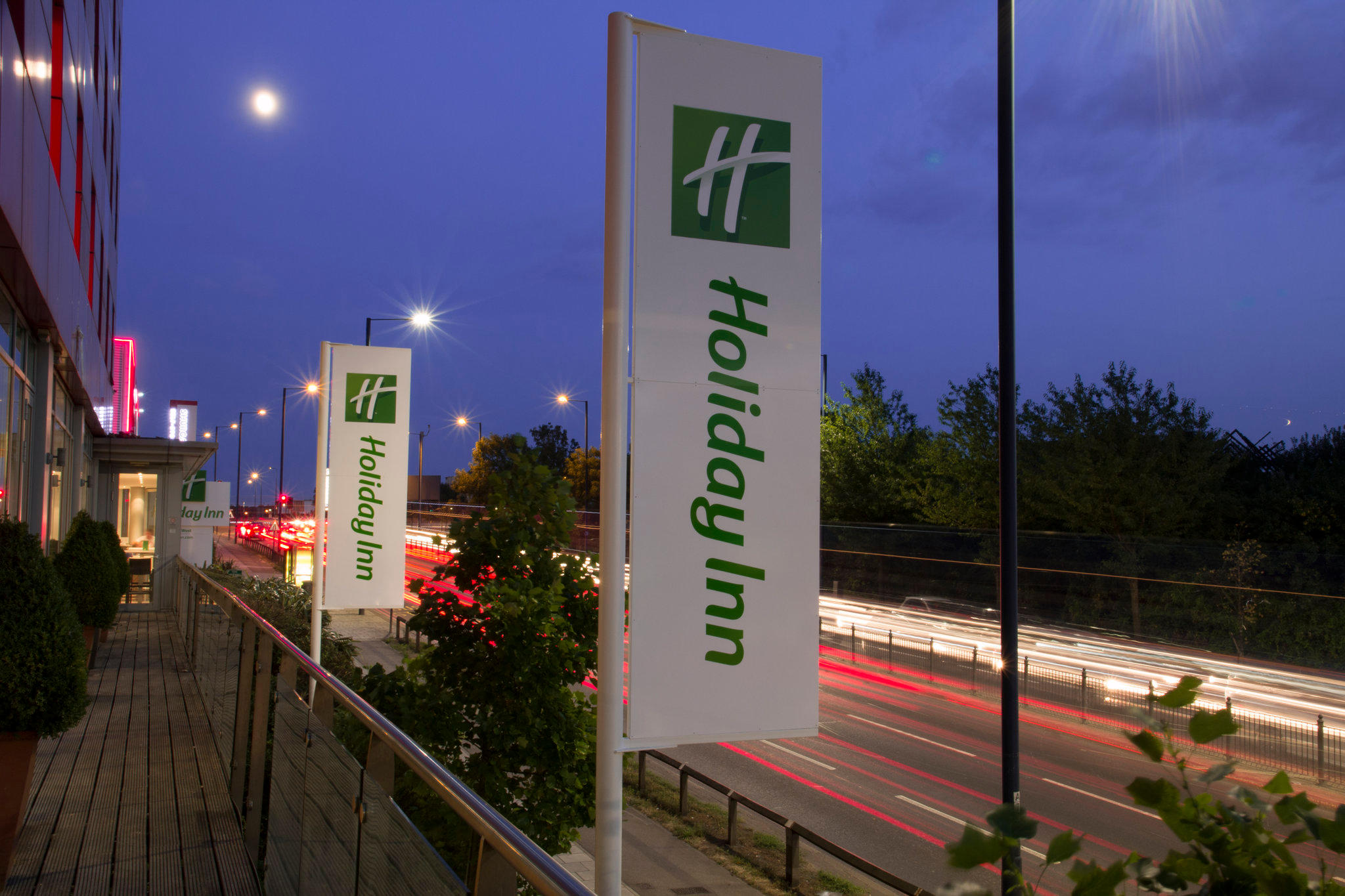Фото Holiday Inn London - West, an Ihg Hotel