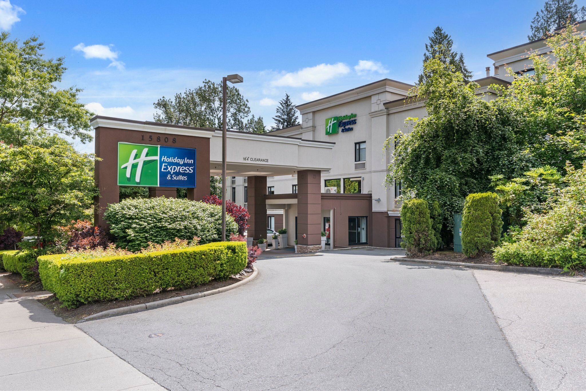 Фото Holiday Inn Express & Suites Surrey, an Ihg Hotel