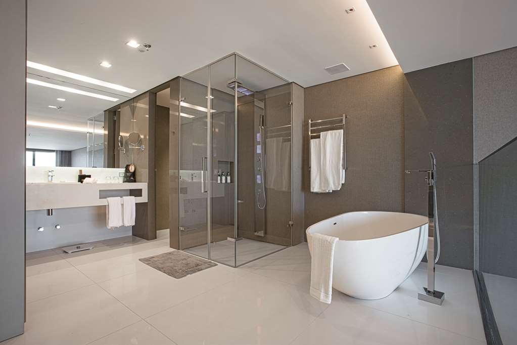 Фото Suryaa Hotel Pinhais, Curio Collection by Hilton