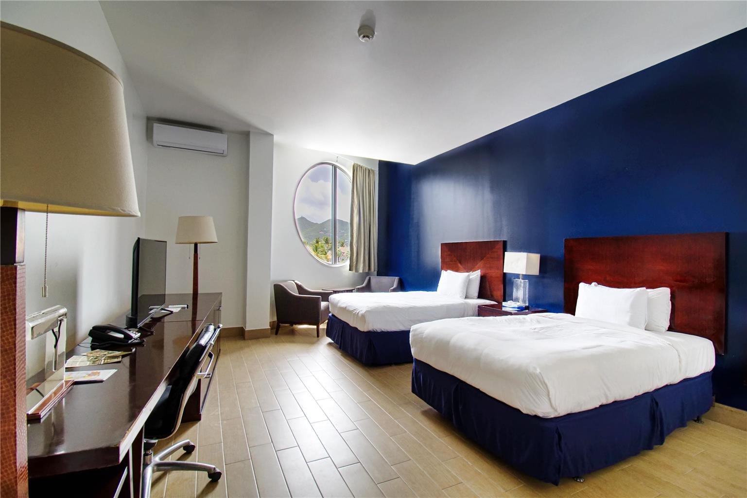 Фото Commodore Suites