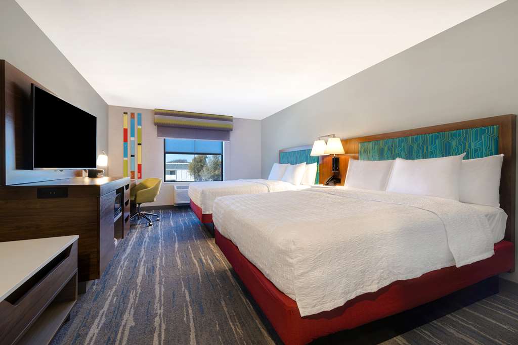 Фото Hampton Inn & Suites Marina