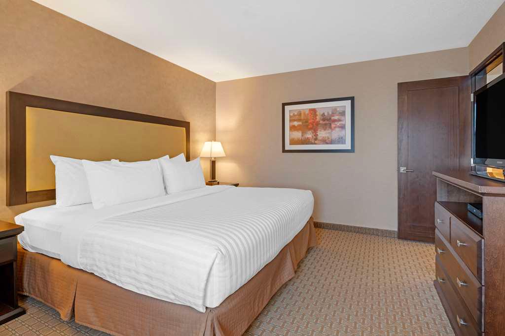 Фото Best Western Plus Emerald Isle Hotel