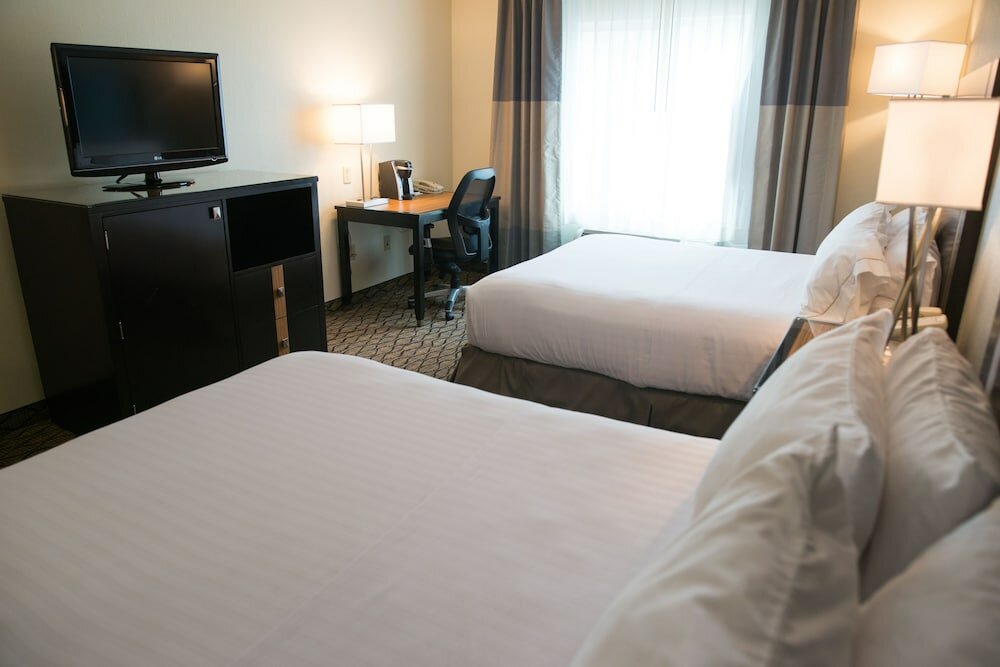Фото Holiday Inn Express Hotel & Suites Chanhassen, an Ihg Hotel