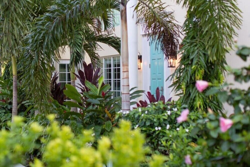 Фото The Pillars Hotel & Club