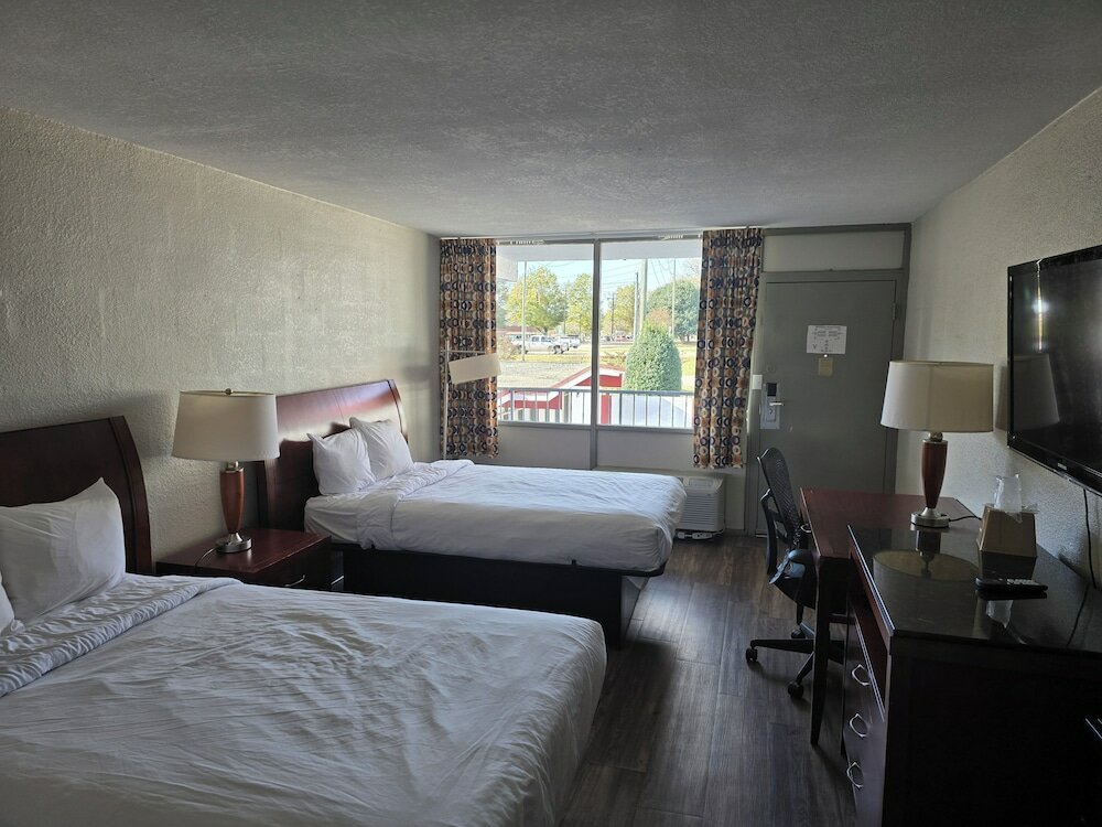 Фото Days Inn by Wyndham Raleigh Downtown South