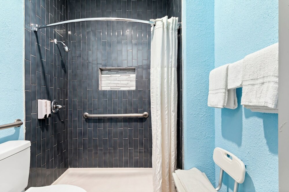 Фото HomeTowne Studios by Red Roof San Antonio E - Near At&t Center