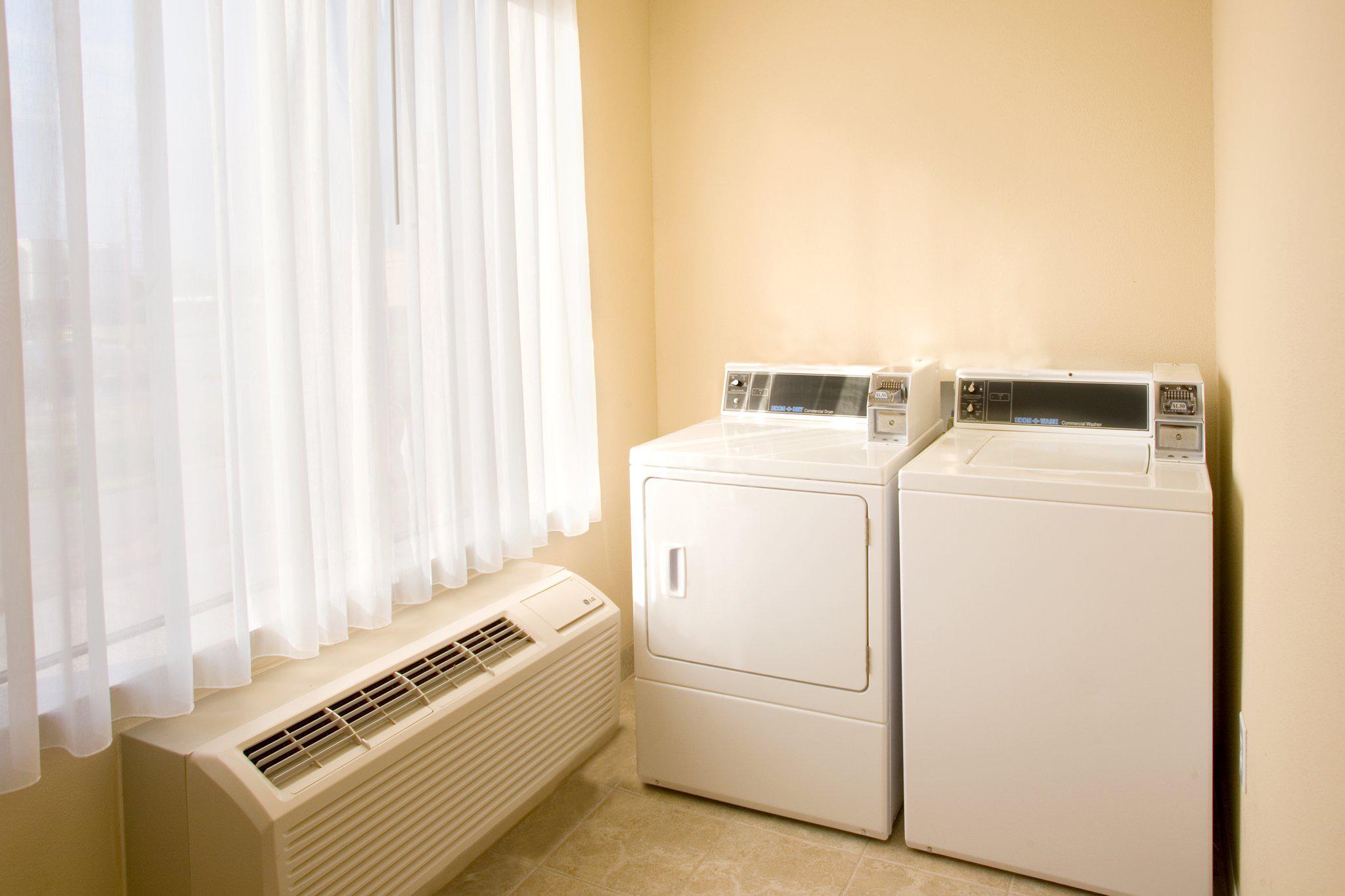 Фото Holiday Inn Express Hotel & Suites Victoria, an Ihg Hotel