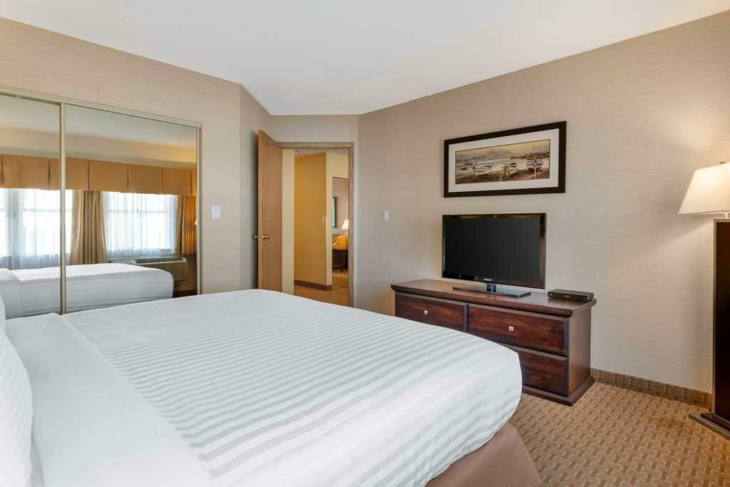 Фото Best Western Plus Emerald Isle Hotel