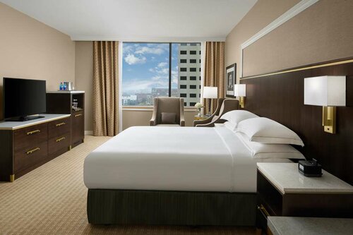 Гостиница Hilton Indianapolis Hotel & Suites в Индианаполисе