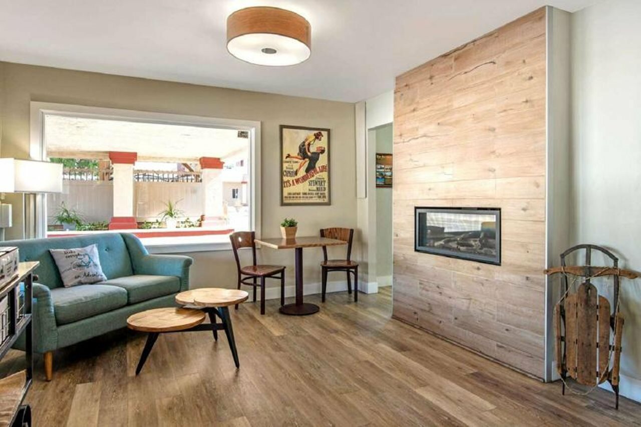 Фото Econo Lodge Inn & Suites Durango