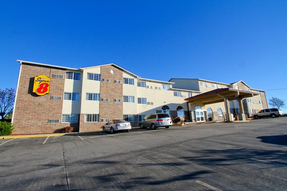 Фото Super 8 by Wyndham Kansas City
