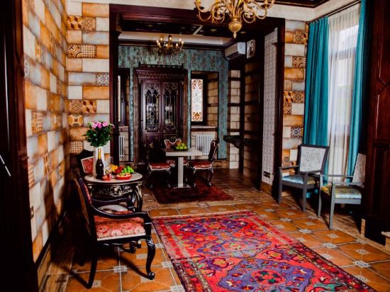 Фото Royal Antique Boutique Hotel