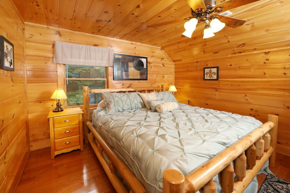 Фото Majestic Manor - Five Bedroom Cabin