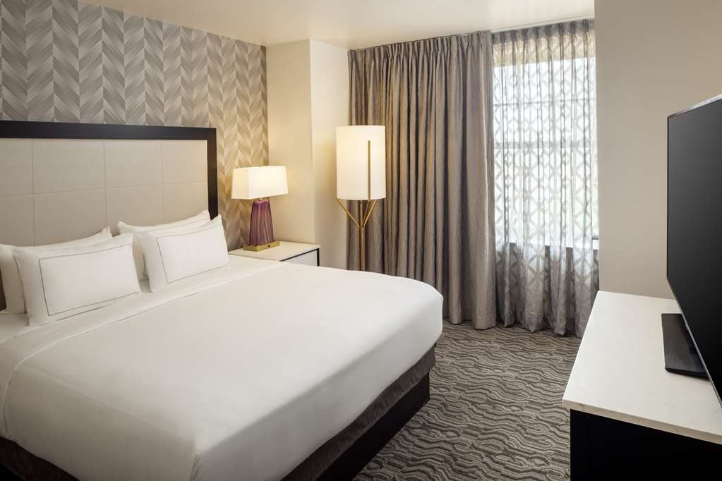 Фото Doubletree Suites by Hilton Detroit Downtown - Fort Shelby