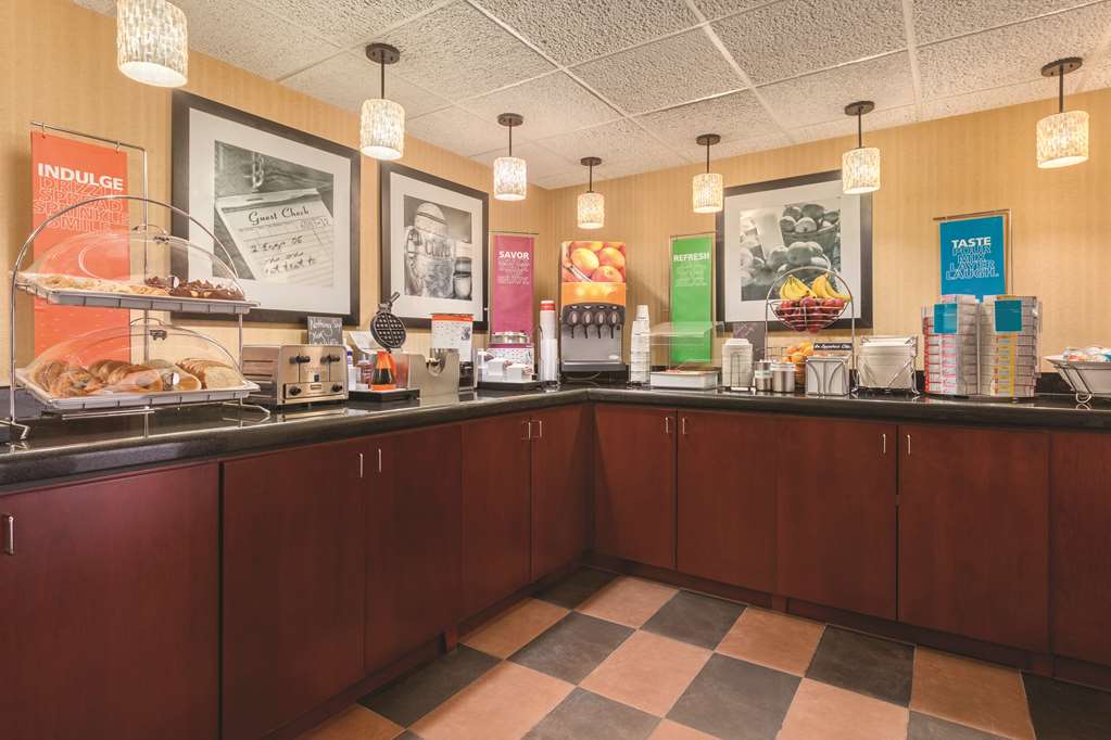 Фото Hampton Inn Des Moines-Airport