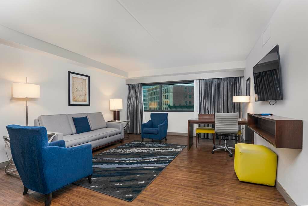 Фото Embassy Suites Indianapolis Downtown