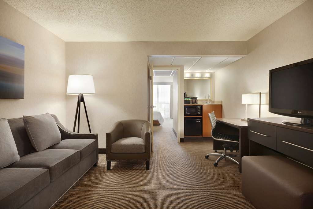 Фото Embassy Suites by Hilton Oklahoma City Will Rogers Airport