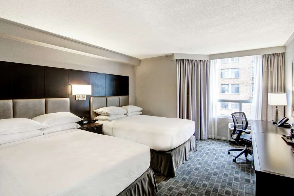 Фото DoubleTree by Hilton Hotel Toronto Downtown