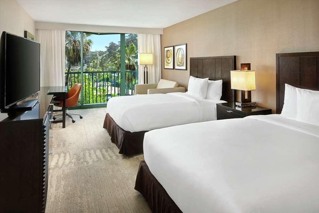 Фото Doubletree by Hilton Hotel Circle
