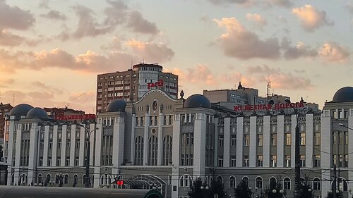 Үлкен жыныс еріндері бар ресейлік әйелдің жыныстық қатынасқа түсуінің видеосы