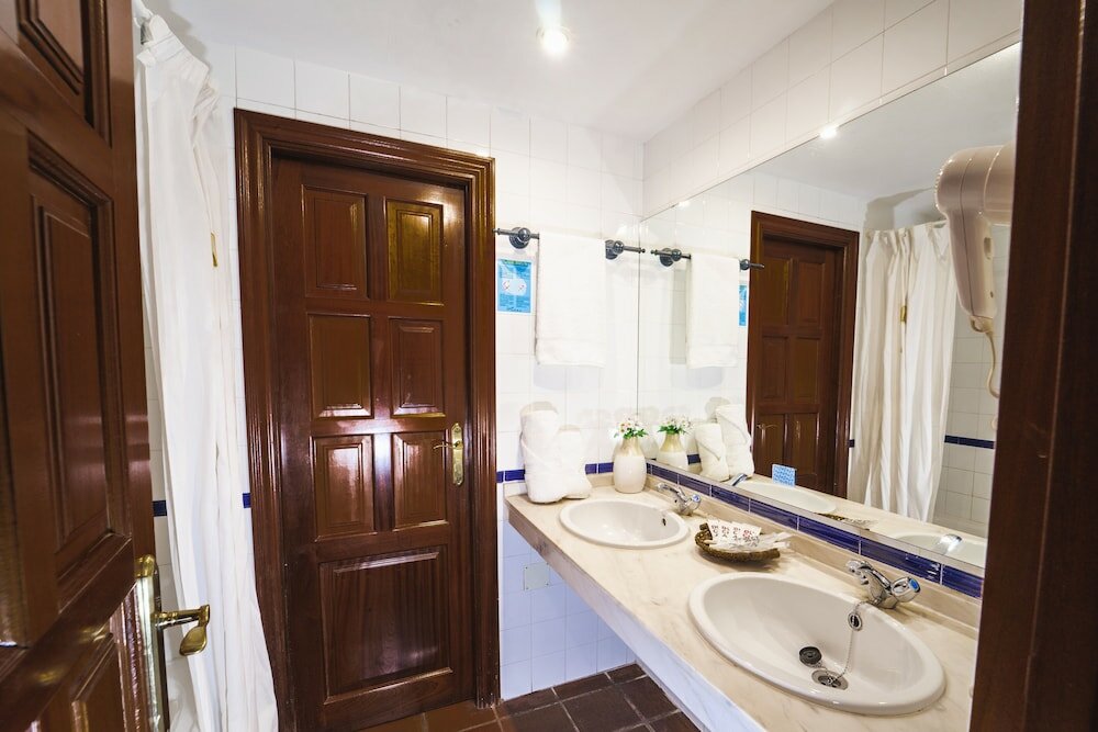 Фото Humaina Hotel