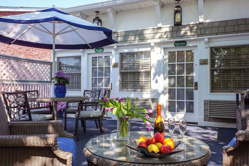 Фото Chateau Inn and Suites