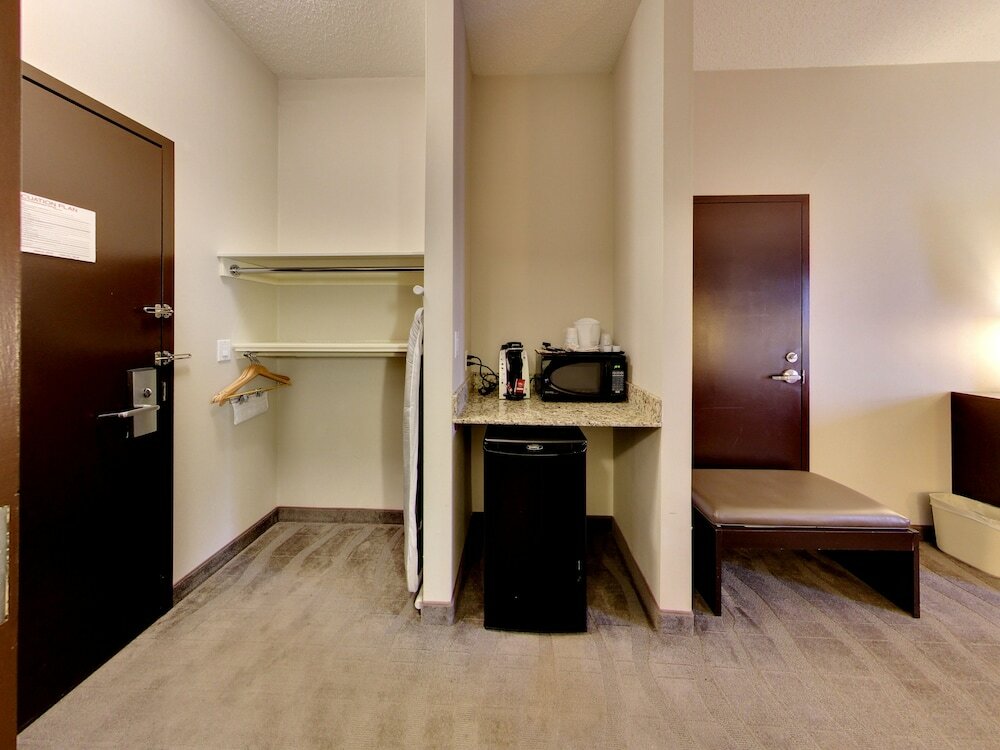 Фото Holiday Inn Express Edmonton-International Airport