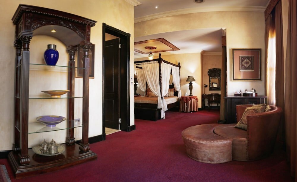 Фото Royal Elephant Hotel & Conference Centre