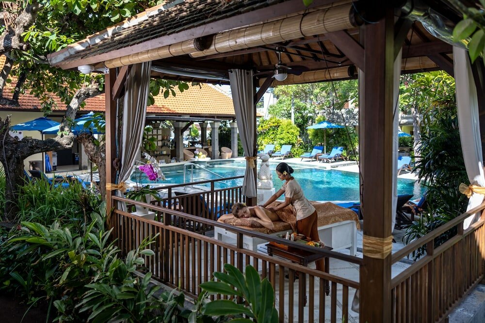 Фото Adhi Jaya Hotel