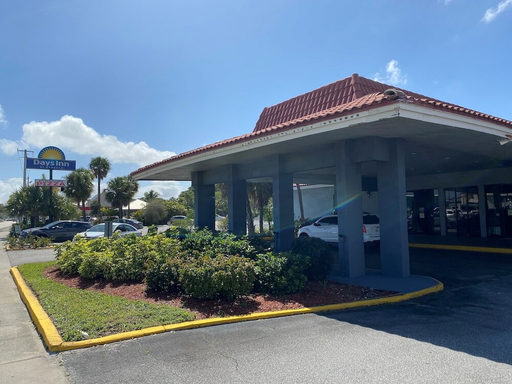 Фото Days Inn by Wyndham Stuart