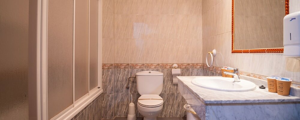 Фото Hostal Valdepeñas by Bossh Hotels