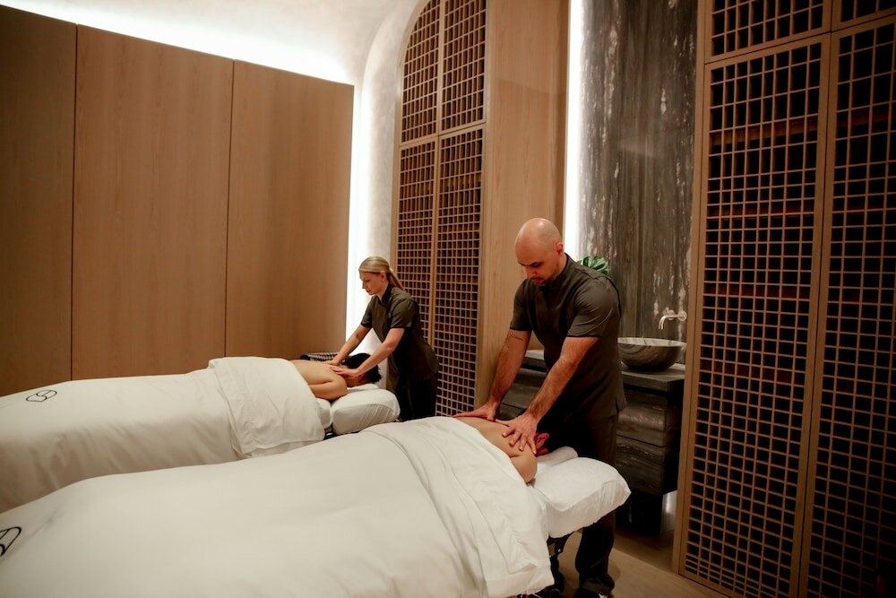 Фото Fairmont Century Plaza Gold Experience