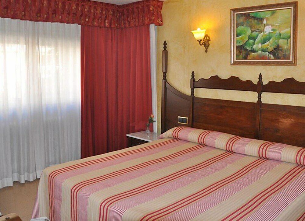 Фото Hotel Reyes Catolicos