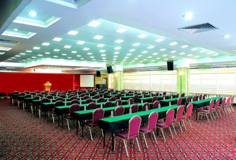 Фото Golden Lustre Hotel