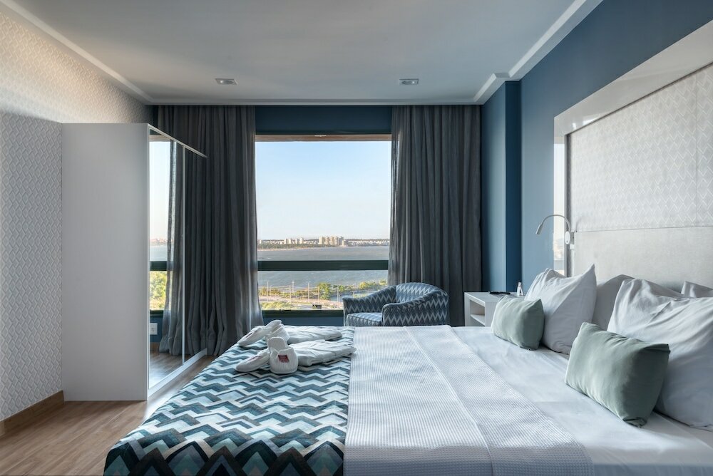 Фото Comfort Suites Vitoria