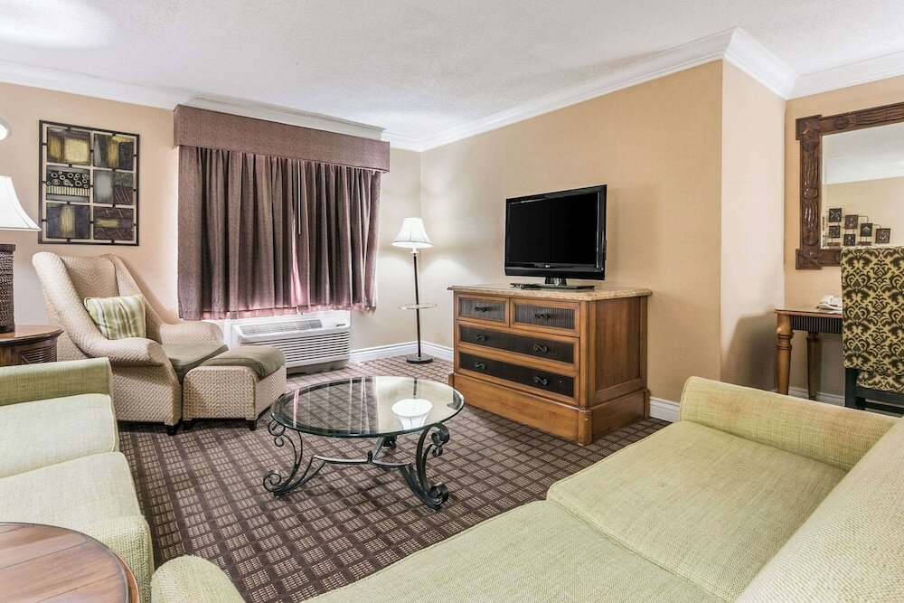 Фото Quality Inn & Suites