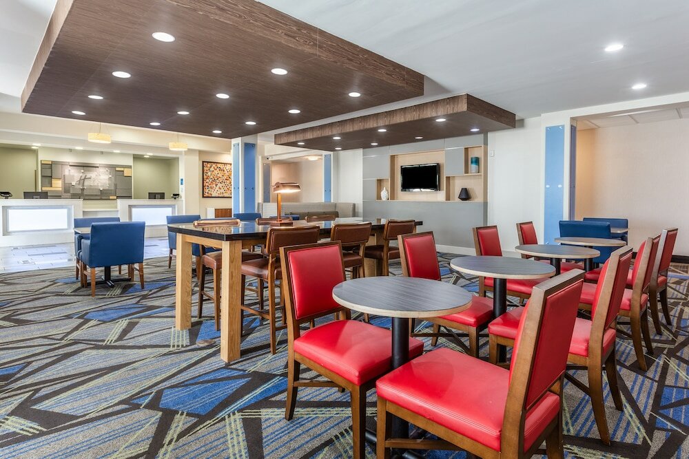 Фото Holiday Inn Express Hotel & Suites Albert Lea - I-35, an Ihg Hotel